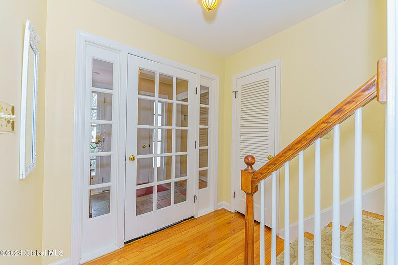 4th image of 827 Maxwell Drive