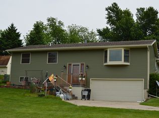 703 E 1st St, Vinton, IA 52349