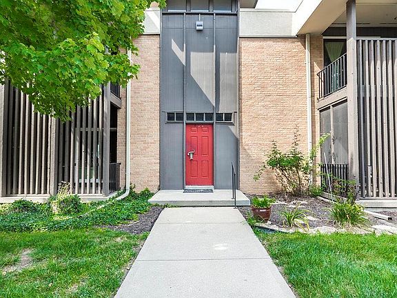 2nd image of 402 W 104th St