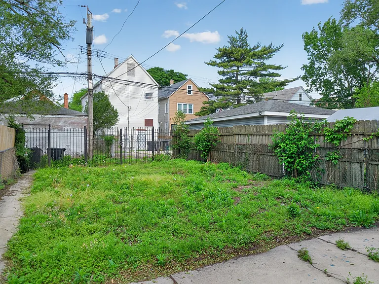 8428 S Escanaba Ave #2 — Photo 5