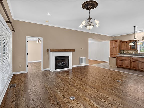5th image of 135 Crowes Dr