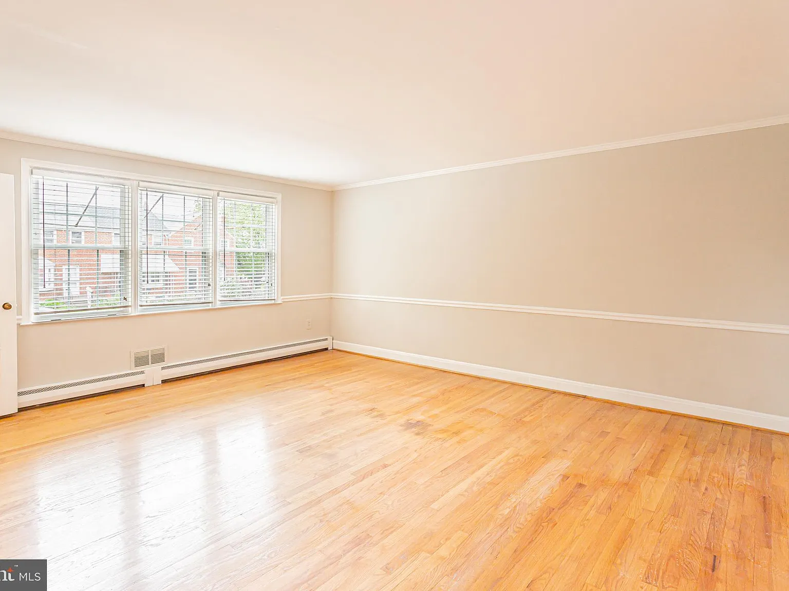 3 bed, 1.5 bath, 1920 sqft, $2,500 — Photo 2
