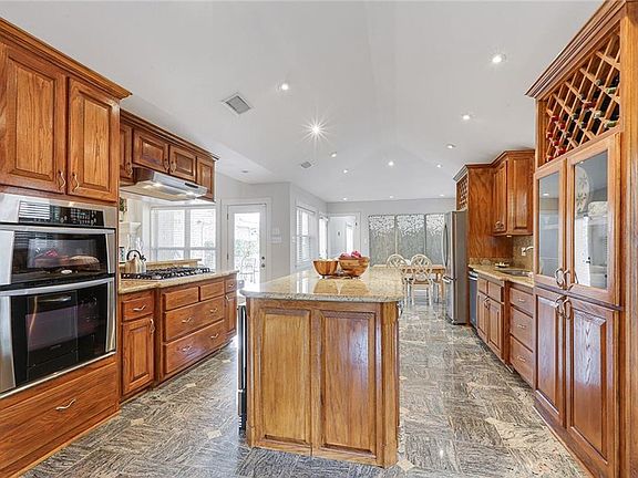 5th image of 23 Chateau Trianon Dr
