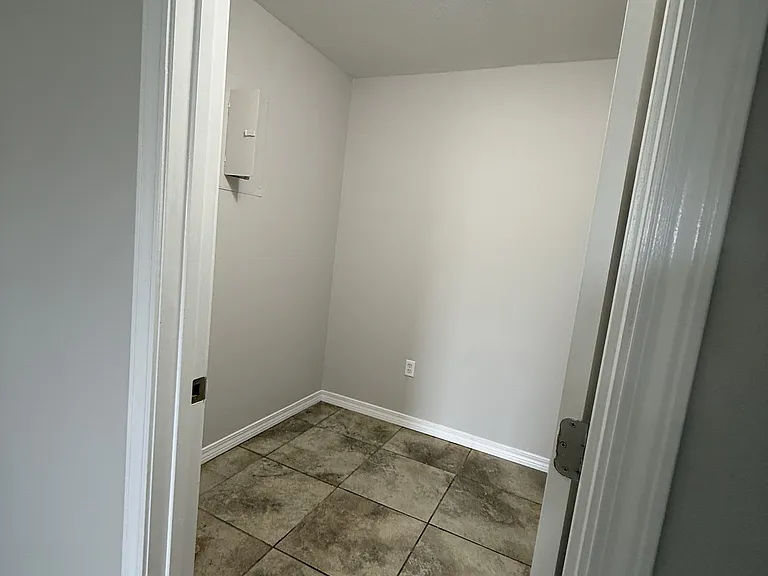98 Russell Blvd — Photo 6