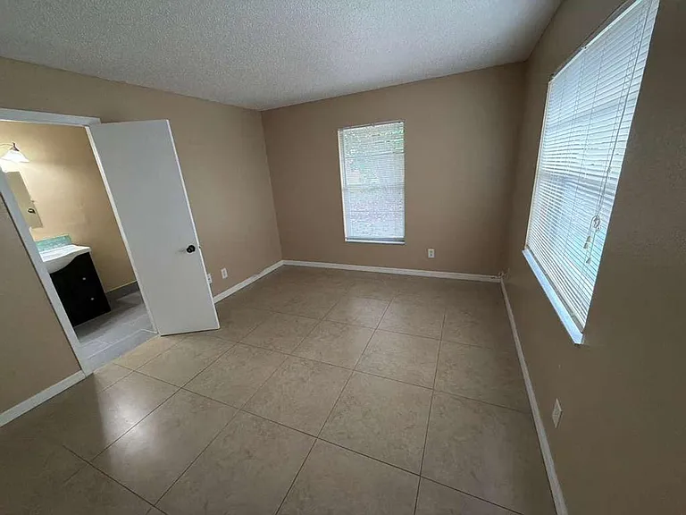 702 SE 47th St #2 — Photo 25