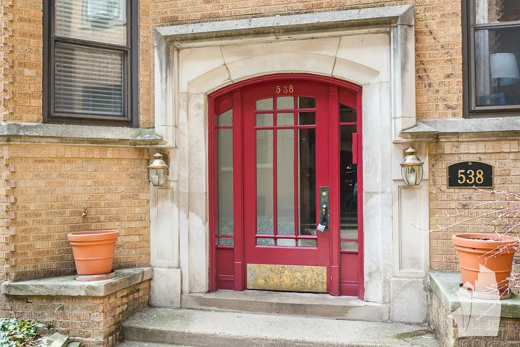 Building Photo - 538 W Cornelia Ave #1S