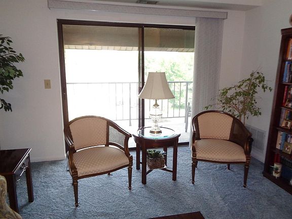 4th image of 3004 Glenmore Ave Unit 401