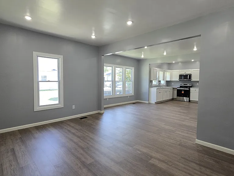 1202 N Summit St — Photo 3