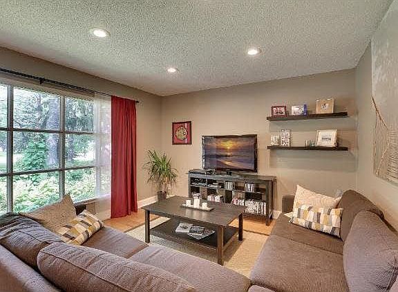 3rd image of 1135 W Wayzata Boulevard