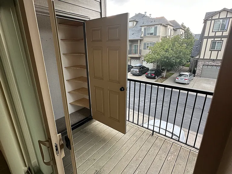 837 NE Wheelock Pl — Photo 5