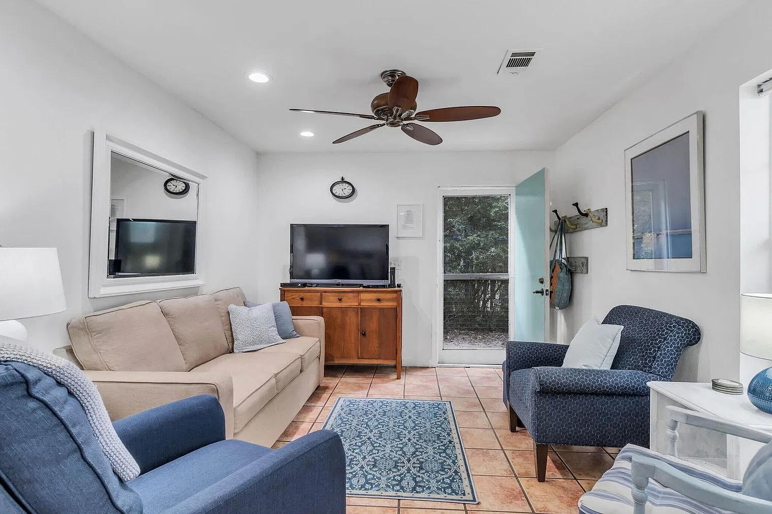 3 bed, 2.0 bath, 1636 sqft, $3,192 — Photo 3
