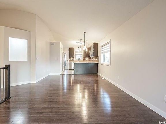 4th image of 727 Hargreaves Cres