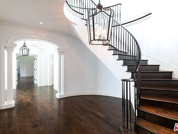 3rd image of 1115 N Beverly Dr