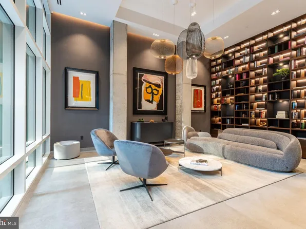 223 S 6th St #301, Philadelphia, PA 19106