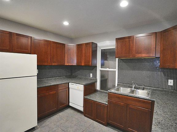 5th image of 3718 N Sacramento Ave Fl 2