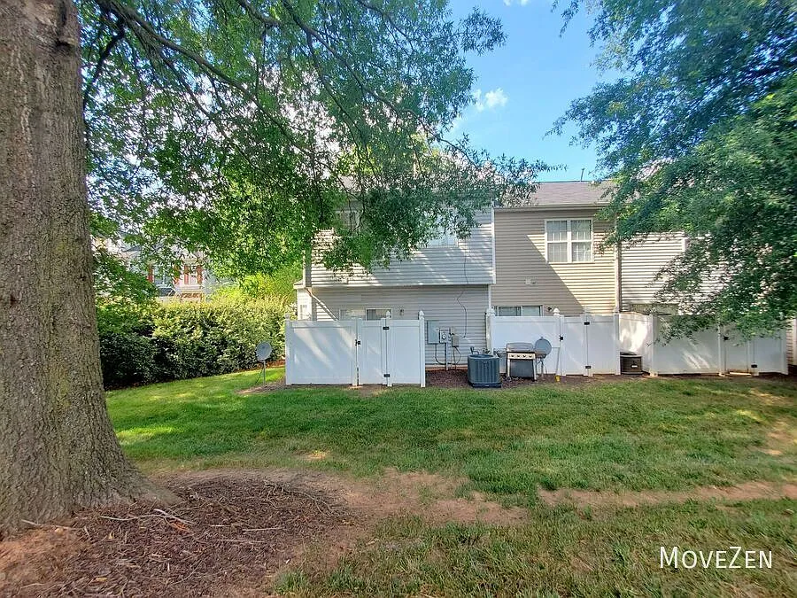 8955 Gerren Ct Charlotte NC 28217 End unit townhome with large kitchen — Photo 2