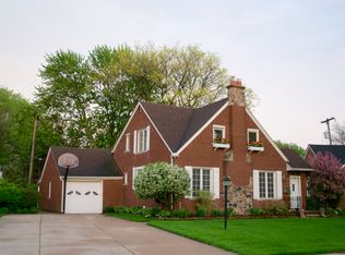 20064 Ghesquiere Ct, Grosse Pointe Woods, MI 48236