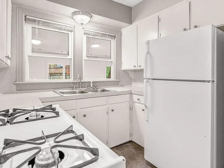 640 S Kentwood Ave — Photo 8