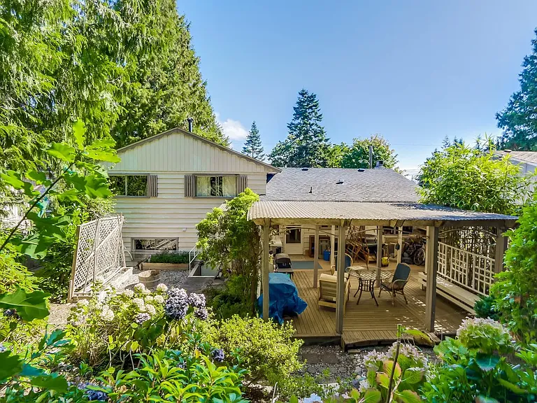 903 Bayview Dr — Photo 2