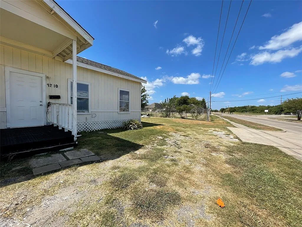 2 bed, 1.0 bath, 690 sqft, $950 — Photo 2