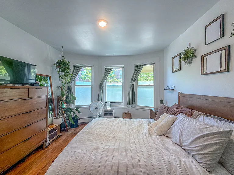 246 Nicoll St #1R — Photo 6