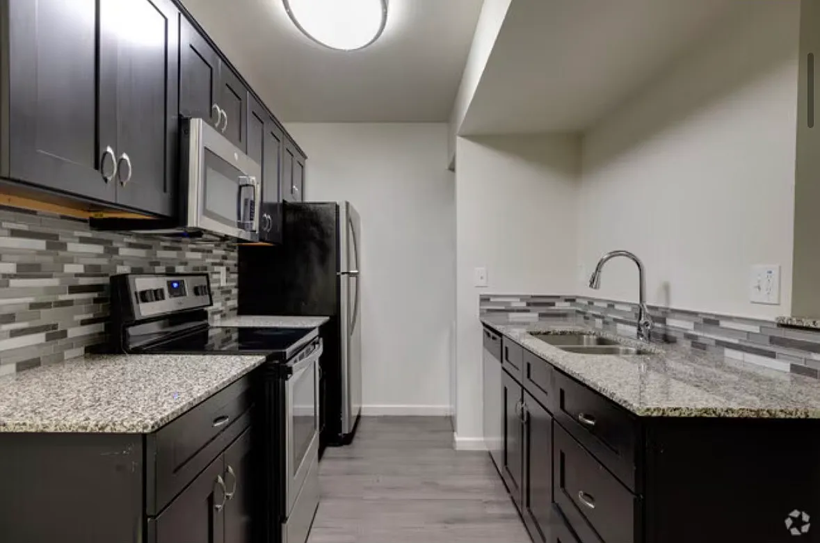 2 bed, 950 sqft, $1,050 — Photo 1