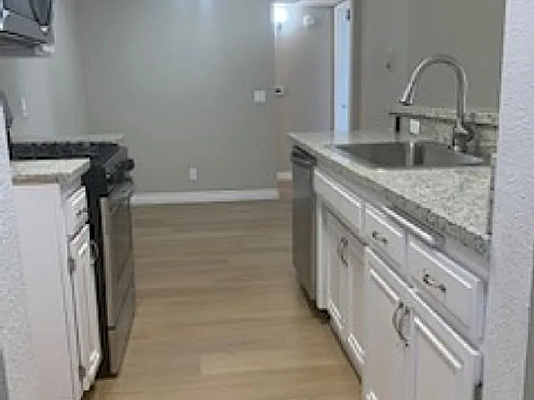 NoHo Village Apartments — Photo 18