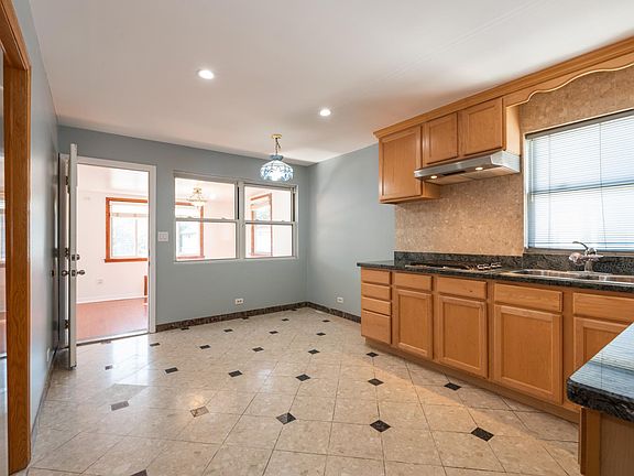 4th image of 1835 W Berteau Ave #1