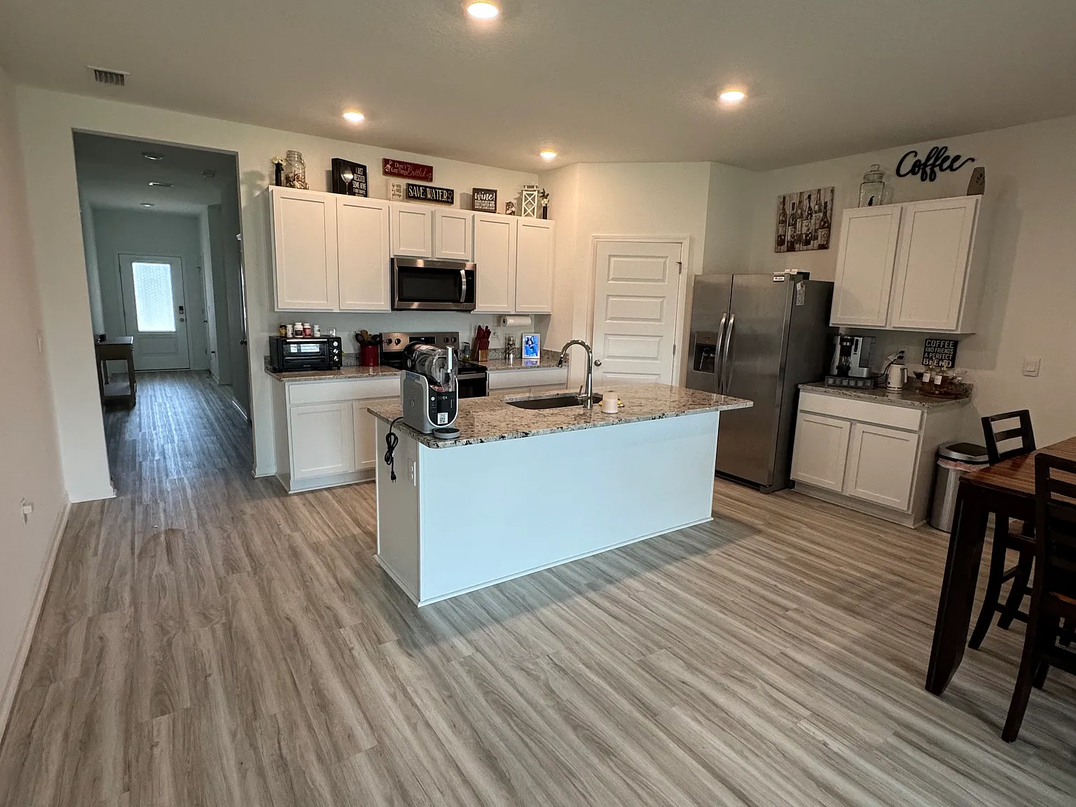 4 bed, 2033 sqft, $2,300 — Photo 2