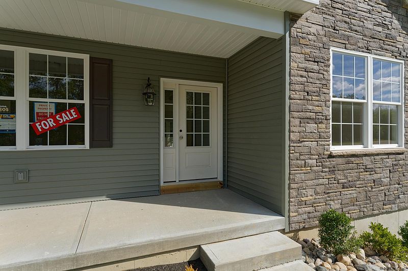 4th image of 10 Aspen Drive