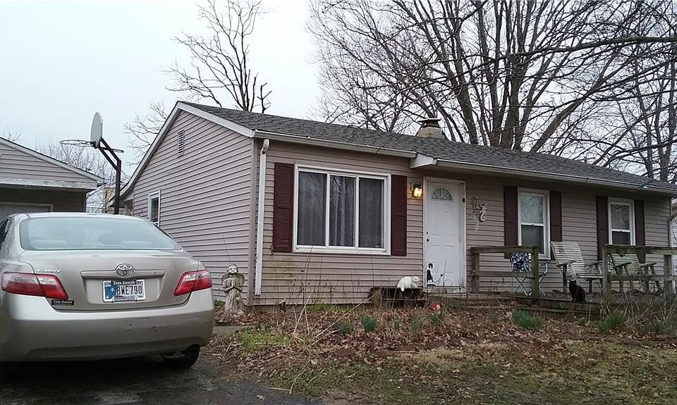 2nd image of 221 Highwood Dr