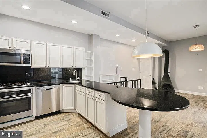 2 bed, 1.5 bath, 750 sqft, $1,900 — Photo 1