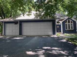 1030 Circle Dr E, Wayzata, MN 55391