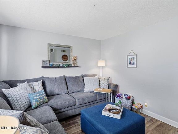 3rd image of 123 Lakebend Cir