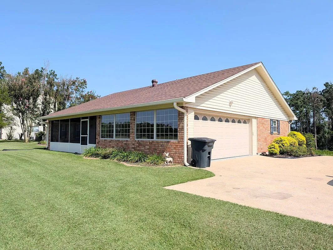 3 bed, 2.0 bath, 1800 sqft, $3,250 — Photo 3