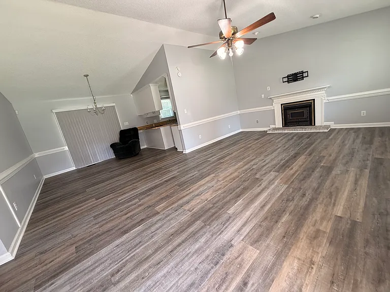 603 Cynthia Ct — Photo 2