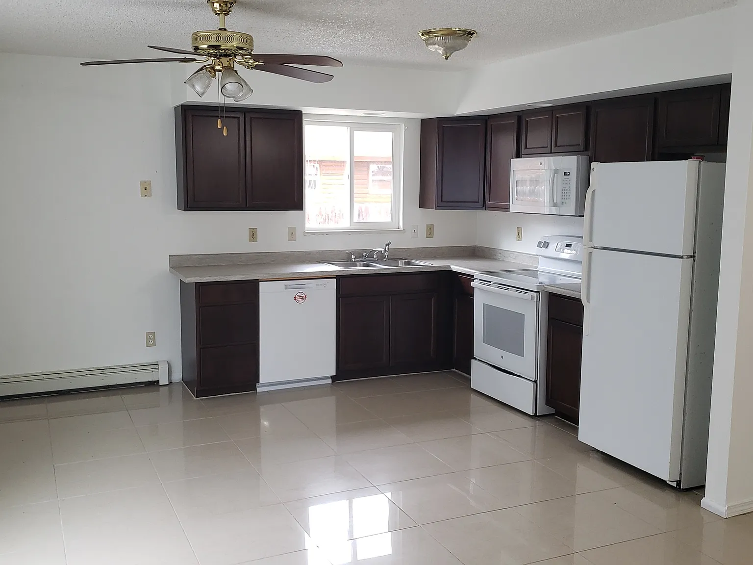 3 bed, 1248 sqft, $1,900 — Photo 4