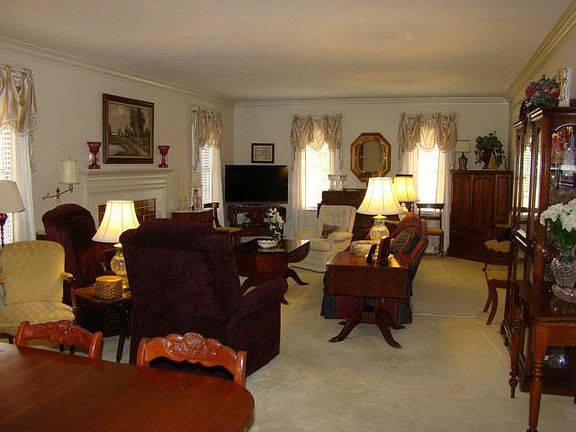 5th image of 662 Hillcrest Dr