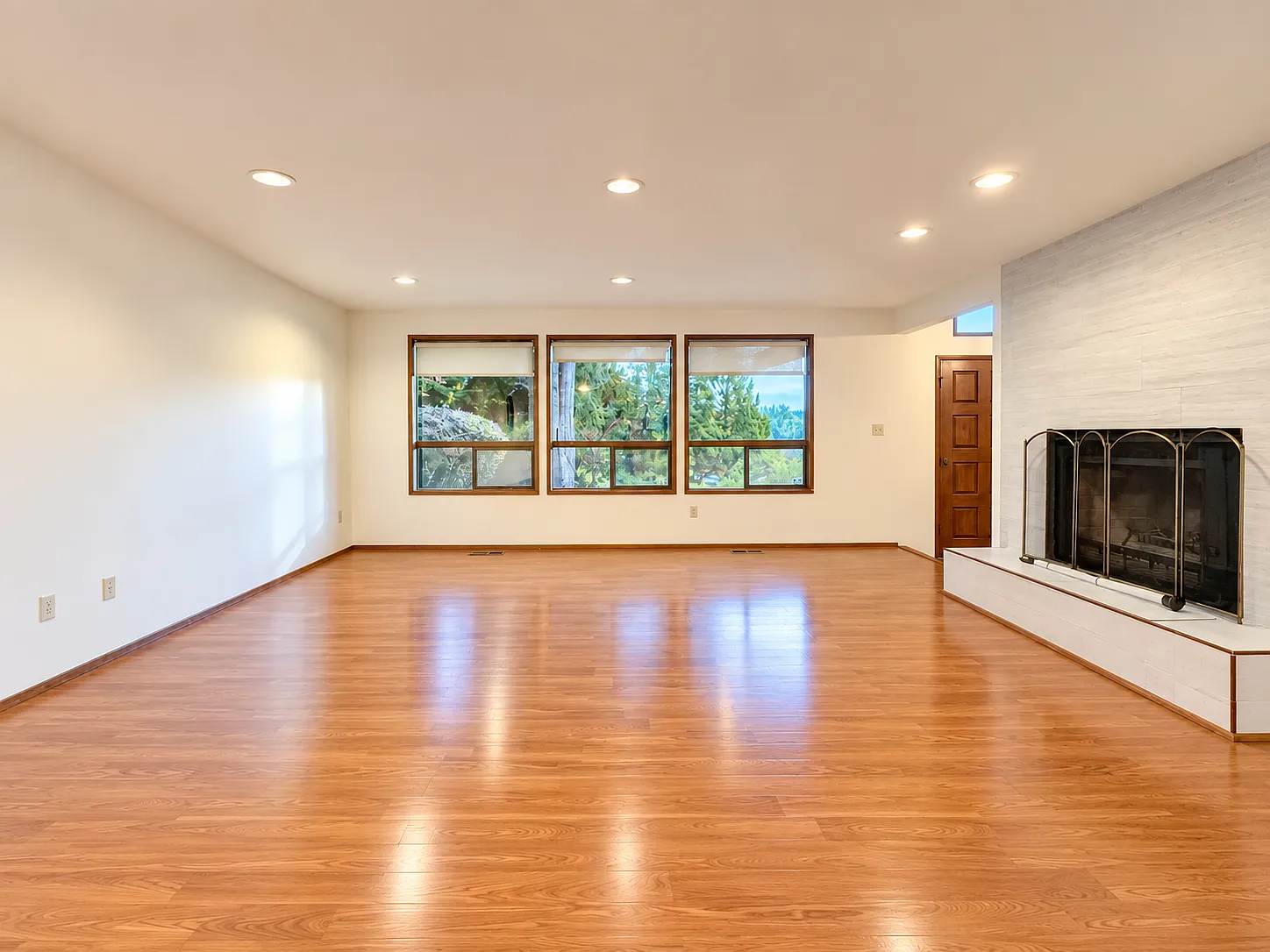 4 bed, 2560 sqft, $4,950 — Photo 4