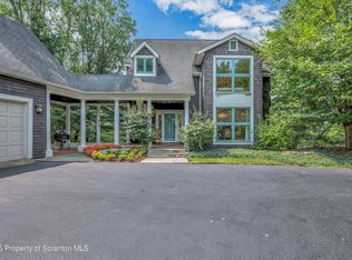 208 Thoreau Dr, Moosic, PA 18507