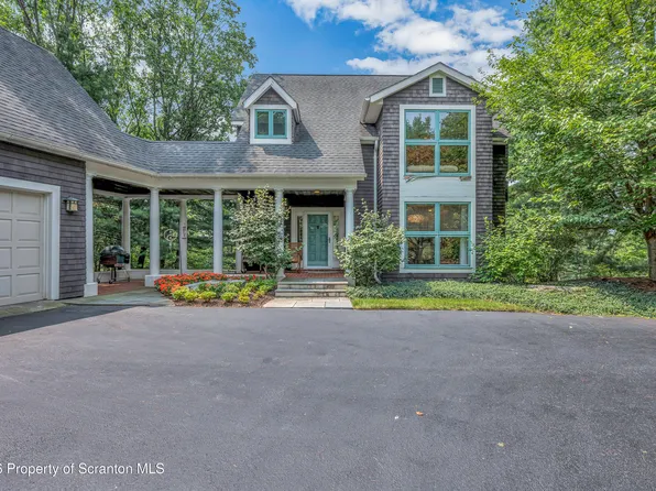 208 Thoreau Dr, Moosic, PA 18507