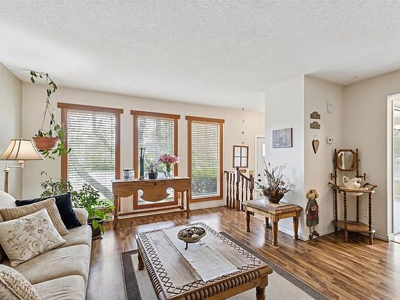 3rd image of 323 NE Ranchview Pl NW