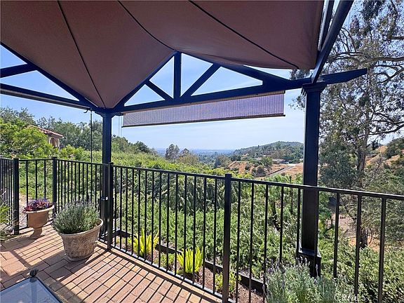 3rd image of 609 Willowbrook Cir