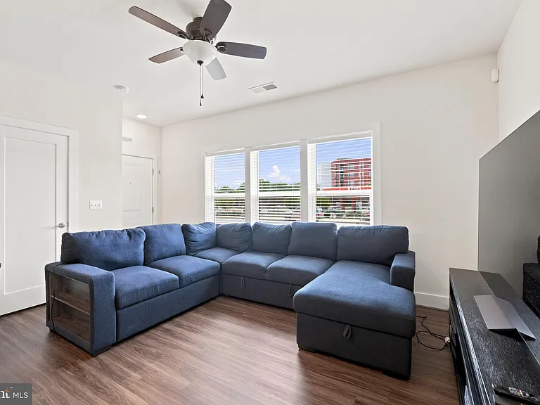 44730 Tiverton Sq — Photo 4