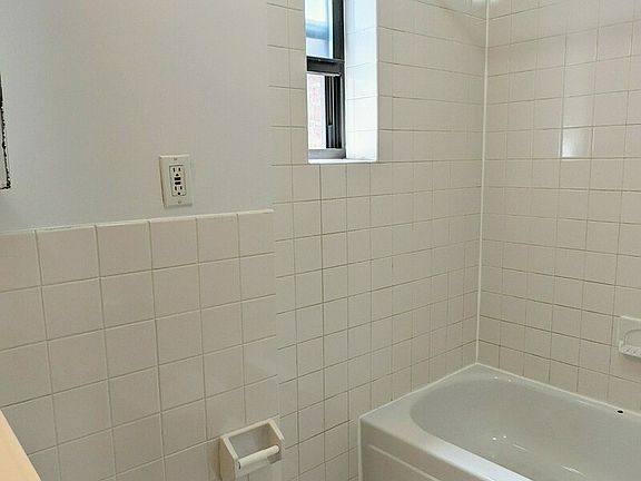 4th image of 311 E 76th St APT 15