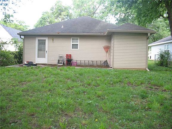 4th image of 504 SE D St