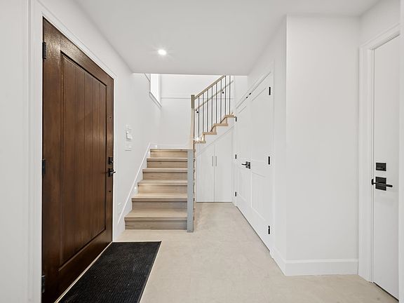 4th image of 3786 Peter St #4