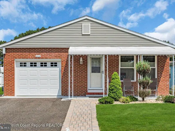 205 Torrey Pines Dr, Toms River, NJ 08757