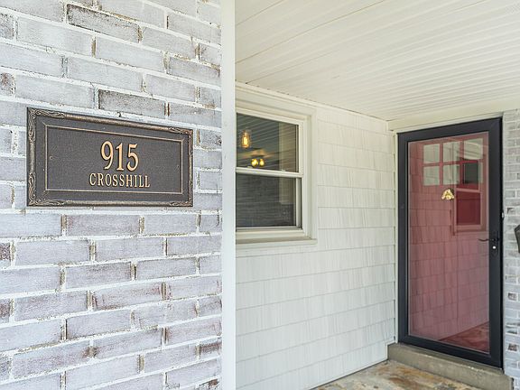 3rd image of 915 Crosshill Dr