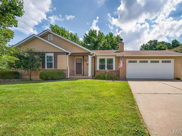 2501 McClay Gardens Dr, Saint Peters, MO 63376